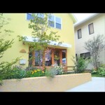 門戸桟敷 Pan Ryo - 可愛らしい外観　お花が咲き乱れています　下に 自転車が2台〜3台 ほど 置けます