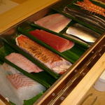 千駄木 鮨隆 - 氷で冷やす「ねた箱」。店のこだわりのひとつ。