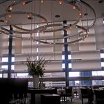 レストラン タテル ヨシノ 銀座 - 現代的なシャンデリア