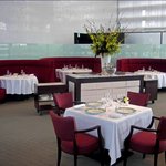 レストラン タテル ヨシノ 銀座 - 赤いソファー席