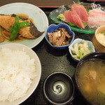 魚亥子 - 本日のサービスメニュー、平目の煮つけと刺身（１０５０円）