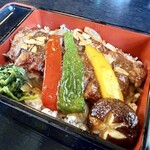 山海亭 - 牛ステーキ重アップ