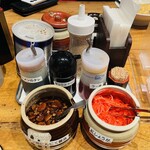 二代目けんのすけ 天神本店 - ラーメン用にんにく醤油がおすすめです。