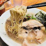 二代目けんのすけ 天神本店 - 細麺です。