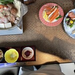 ちゃんこ霧島 - 横綱コースです。これに手羽先唐揚げがつきます刺身、カニは、2名分になっております。ならば、小鉢は分けた方がコースの雰囲気が出ると思いますが…そこそこの金額ですので