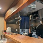 中華そば しば田 - カウンターは７席。厨房の奥で仕込みをしてるようです。