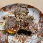 COPPIE - “黒無花果、鶏レバーとナッツ”。このコンビネーションは初めての味わい。赤ワインとの相性良さそうです。この色味と味わいはセンス抜群！九谷焼の小皿も渋い。