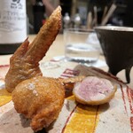 COPPIE - “チョリソー入り手羽先の唐揚げ”。手羽先の中にソーセージを盛り込む発想って⁈勿論美味しいんですが、チョリソー入れんでも…。まぁ美味しければ結果オーライ！