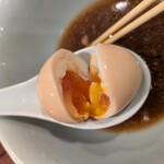 中華そば しば田 - 卵はとろっとしています。