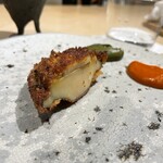 COPPIE - “蝦夷黒鮑のカツレツ”。ホンマ贅沢な一皿です。カツレツにする意味ある？しかし外身の衣がパリサクッとしてレアな身の柔らかさをグッと引き立ててます。エフェクトが珍しく斬新！