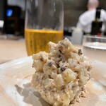 COPPIE - “燻製鮒鮨のポテサラ”。この発想も初めて。良く知る食材同士のコラボで新しい味わいが生まれています。「ウ〜ム」と唸る新鮮な美味しさです。