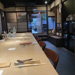 COPPIE - 店内奥には更にテーブル、椅子が。いわゆるウェイティングバー的な使い方をされているようです。さすが“ウナギの寝所”！