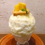 京かき氷 つみき - 生メロンは、フレッシュでジューシー、ほんのり甘くって、メロンの旨み、甘さが充分に感じられ美味しい～!! その下の塩キャラメルカスタードは、塩がキャラメルカスタードの甘さをより際立たせている～!!( ^o^)ﾉ