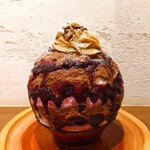 京かき氷 つみき - 濃いチェリー色のシロップとチョコレート色のシロップが、交互にたっぷりかけられ、上にマロンクリーム、きざみ栗が盛りつけられ、粉糖がかかっている～!!( ^o^)ﾉ