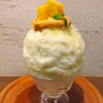 京かき氷 つみき - 黄色のメロンシロップがかけられ、上に塩キャラメルカスタード、生メロンが盛りつけられている～!!( ^o^)ﾉ