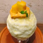 京かき氷 つみき - 氷を絡めて食べると、メロンシロップはメロンの果実感、旨みが感じられ、さっぱりした味わい～!! そこに塩キャラメルカスタードを絡めると、濃厚なキャラメルカスタードの甘さが強く感じられ、さっぱりメロンとの相性が良い～!!( ^o^)ﾉ