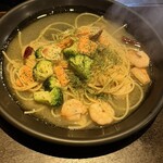 pasta家 - 海老とブロッコリーのアーリオオーリオ ¥1,480＋サーモン ¥500