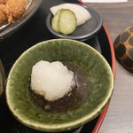 とんかつ とん米 - 大根おろしと自家製ぬか漬け(2025年10月10日撮影)