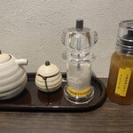 とんかつ とん米 - ソース、からし、塩、ドレッシング(果汁100％！しまなみレモンの「レモンサワー」(2025年10月10日撮影))