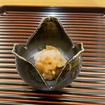 料理屋そうびき - 甘海老の昆布締めと大なめこの菊和え