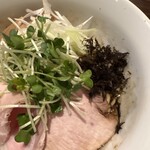 人力俥 - 豚チャーシューにカイワレ、ネギ、黒バラ海苔が乗ってます