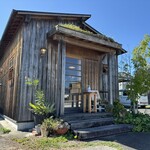 天然こうぼぱん とことこ - 青空の下に佇む「とことこ」さん(*^_^*)