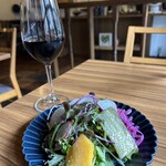 グリルTALO - サラダとグラスワイン。