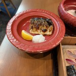 さばたろう - 焼き鯖（下にだし巻きがいる）