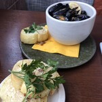 Trattoria Monolito - ムール貝とガーリックトースト