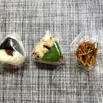 ばぁばのおにぎり - 梅と昆布（大葉付き）ときんぴらごぼう