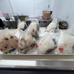 ばぁばのおにぎり - 閉店間際だったので、もうこれだけでした。