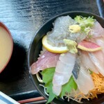 魚がし食堂はま蔵 - 地魚丼¥1540 わらさ、くえ、カマス、かんぱち、生シラス、ヒラメ、カンパチ