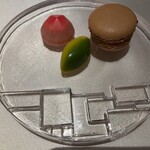 銀座 レカン - 余韻①苺と練乳とライムのショコラ＆柚子とマンゴーの　ショコラ＆モカのマカロン