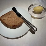 銀座 レカン - 香ばしいライ麦パン＆バター