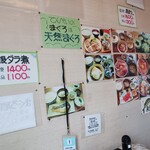 てんぺい - 個室風な座敷の壁に貼られた料理写真