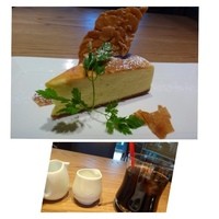 セストセンソ 新宿タカシマヤ店 - 一番甘くなさそうな「チーズケーキ」と「アイスコーヒー」にしました。
                チーズケーキは一般的なベイクドタイプですが、のせられたアーモンドチュイールが美味しい。
                アイスコーヒーも普通の味わいです。