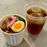 文化商店 - 魯肉飯と烏龍茶。(600＋400円)