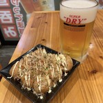 ジャンボ酒場 - 料理写真:たこ焼と生ビール/計1,200円♪