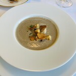 ル・ピックアシエット - 驚きのゴボウのスープに丹羽地鶏の炭火焼き入り、底に〇〇、なんと手間の掛かった…脱帽です