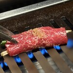 焼肉USON - レアでもいけるくらいのお肉をサッと炙っていただきます。
