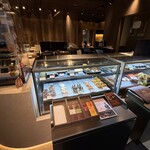 パティスリー＆カフェ デリーモ - 入口・入ってすぐにショーケース