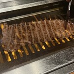 焼肉USON - 目の前で見事に焼いてくださいます。