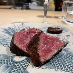 COPPIE - “北海道高橋牧場のカイノミ”。奥には奈良漬ベースのペースト。柔らかい赤身肉は振り塩のみの焼き。シンプル乍らペーストとの取り合わせが新しく、文句なしで美味い！