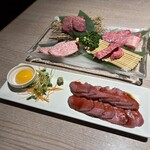 323043040 - 高級部位食べ比べ と 道産牛タンのユッケ風