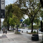 Decoller - 久屋大通パーク沿いのホワイトメイツビル１階にあります。