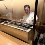 銀座 虎あら - 店主の物江さん自らうなぎを焼きます！