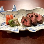 銀座 虎あら - 仙台牛ランプの炭火焼き　万願寺とうがらしが添えられいます