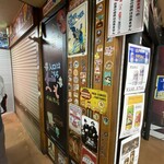 新橋ニューともちん - 細い通路の入口