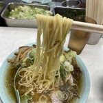 新橋ニューともちん - 平打ち麺で、麺肌はキラキラして喉越しがとても良い