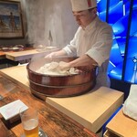 初音鮨 - 飯切で赤酢を馴染ませております